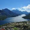 A cidade de Waterton, na beira do lago no parque de mesmo nome, em Alberta, no Canadá